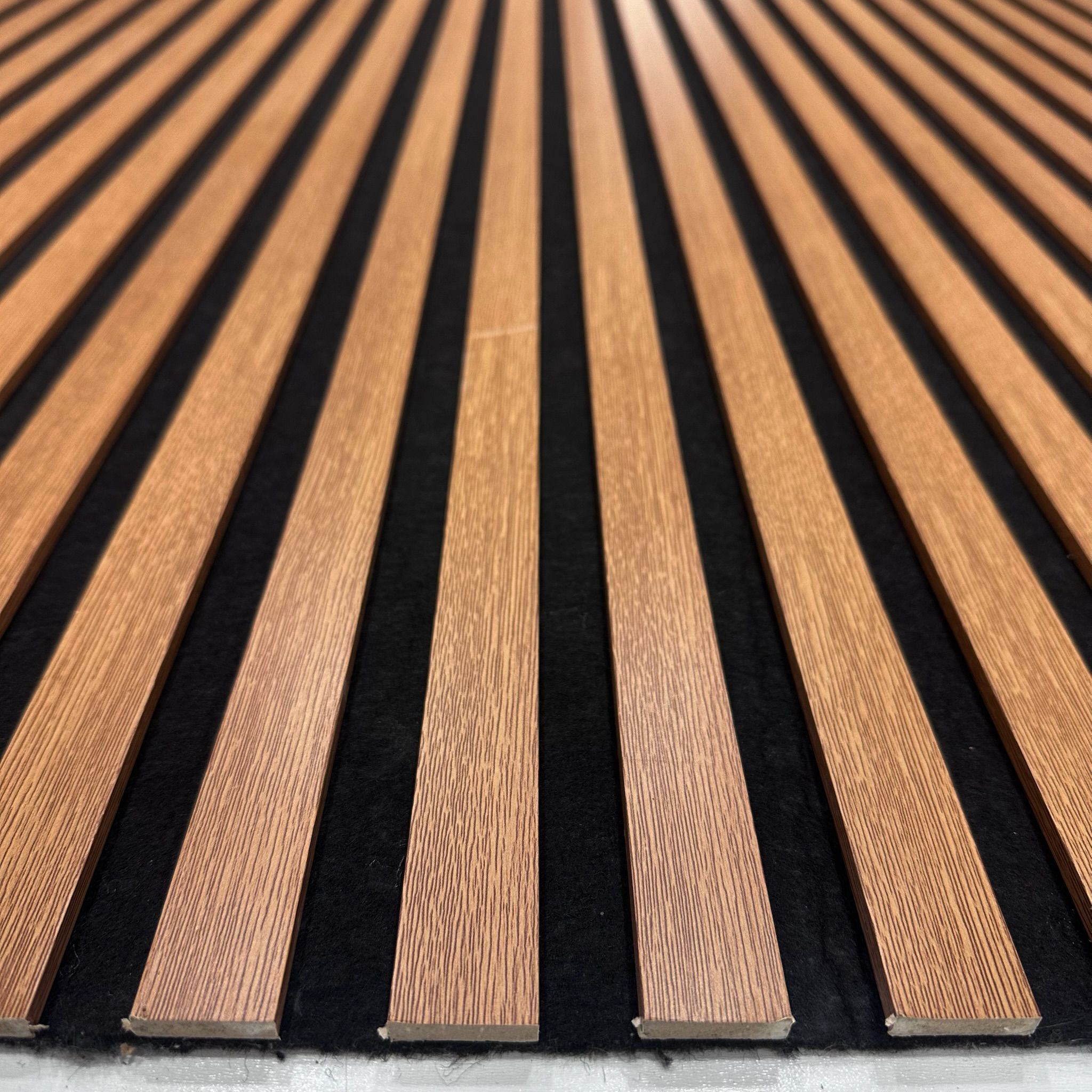 Akustik Panel İtalyan Meşe 275×60 – Doğal Meşe Görünümlü Akustik Duvar Paneli